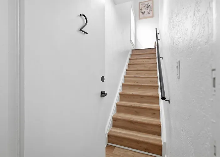Dormont, !a Spacious And Modern Private Bedroom With Shared Bathroom *