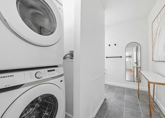 Dormont, !a Spacious And Modern Private Bedroom With Shared Bathroom *