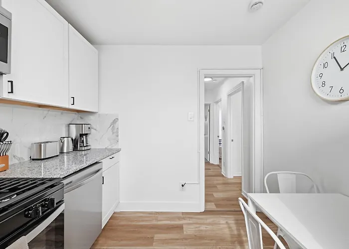 Dormont, !a Spacious And Modern Private Bedroom With Shared Bathroom Homestay
