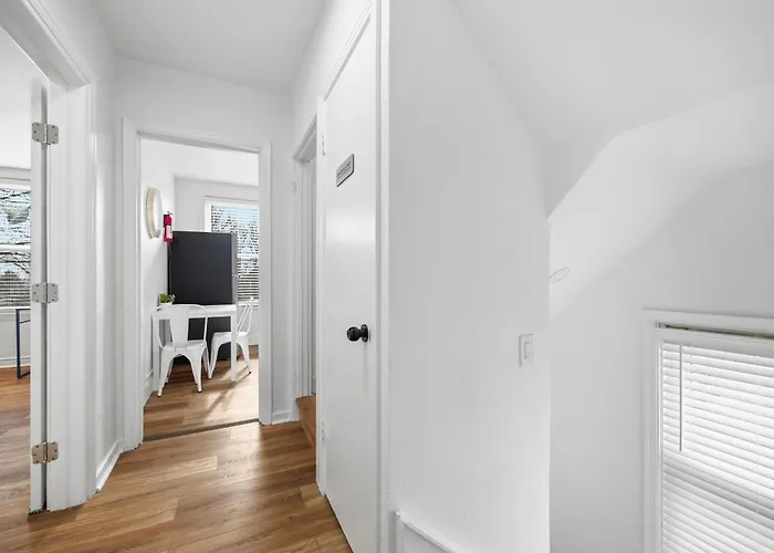 Dormont, !a Spacious And Modern Private Bedroom With Shared Bathroom